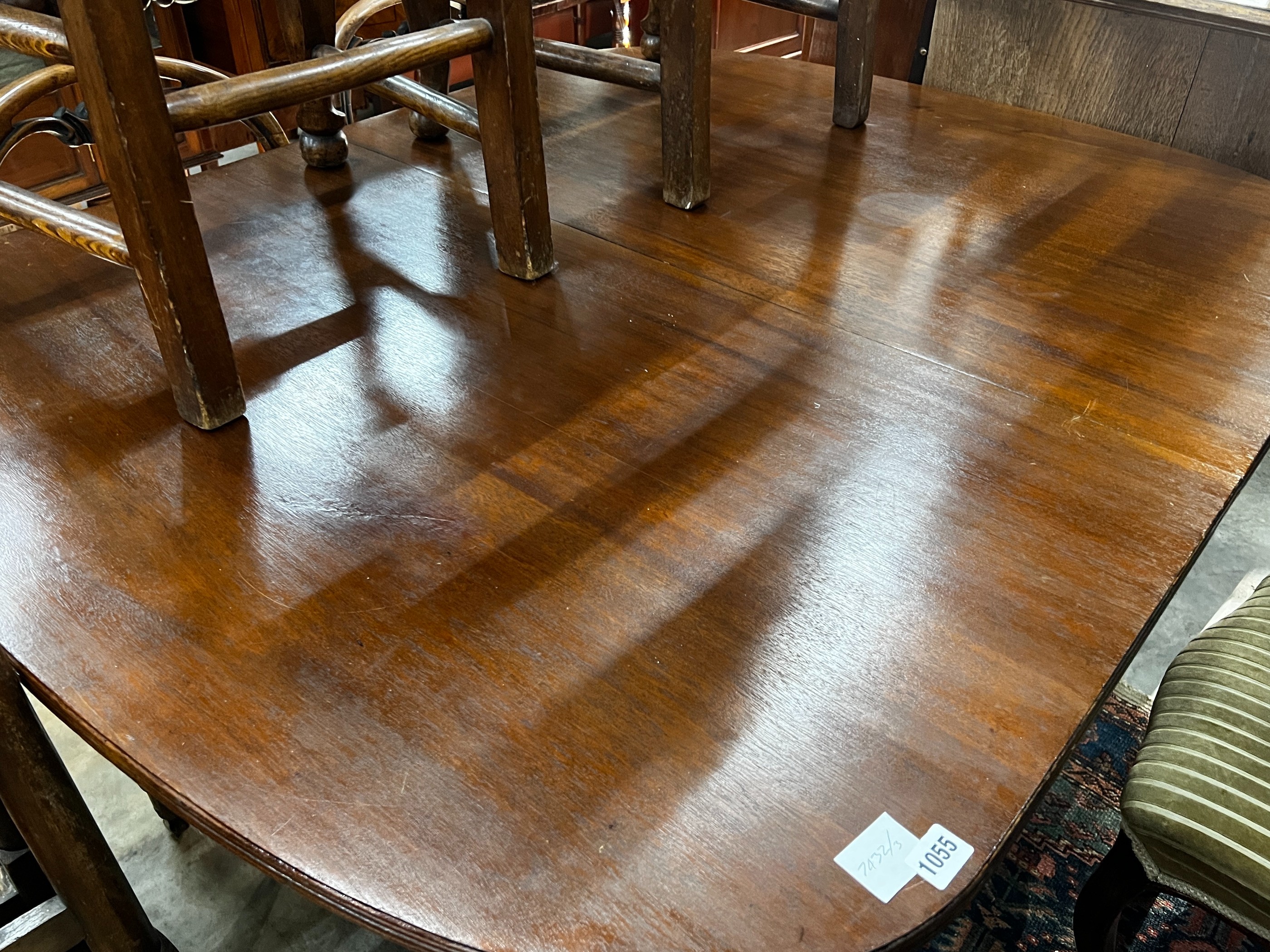 An Edwardian mahogany extending dining table, length 180cm extended, one spare leaf, width 107cm, height 75cm